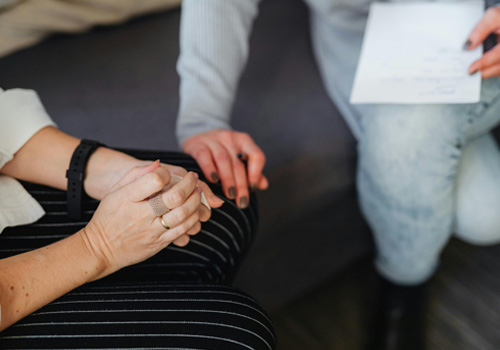 Mediator in gesprek met cliënten tijdens een mediationtraject in Tilburg