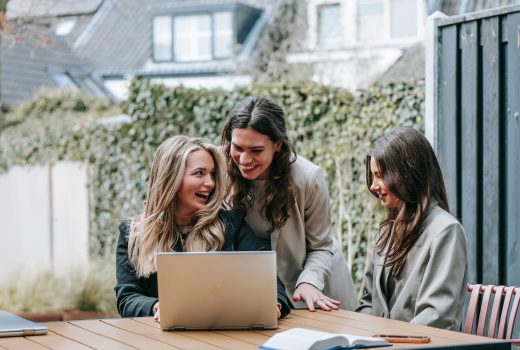 Groepsfoto Demi, Sanne en Veerle | Alveo Advocaten & Mediators